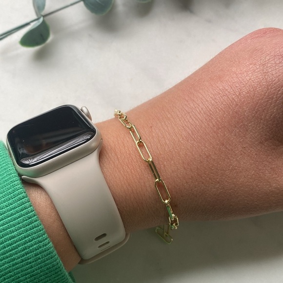 Minimalist and Dainty 18k Gold Plated Paperclip Chain Bracelet - Picture 4 of 4